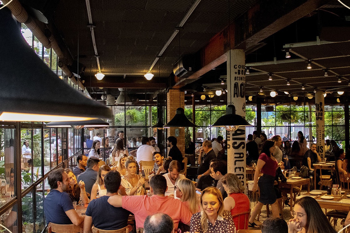 Warm, lively dining room at Giz Cozinha Boêmia in Fortaleza