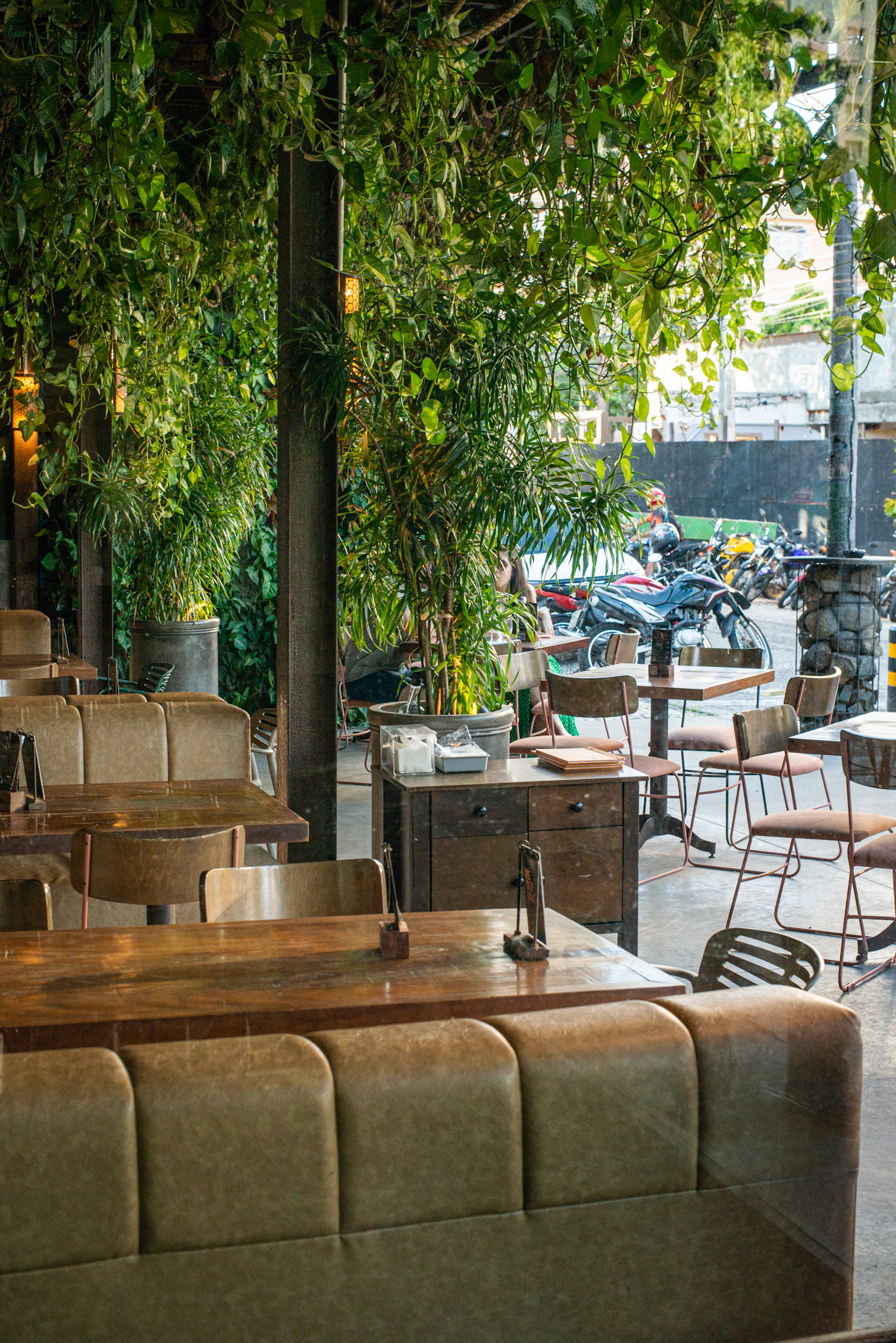 Plant-filled dining room at Moleska Gastrobar in Fortaleza