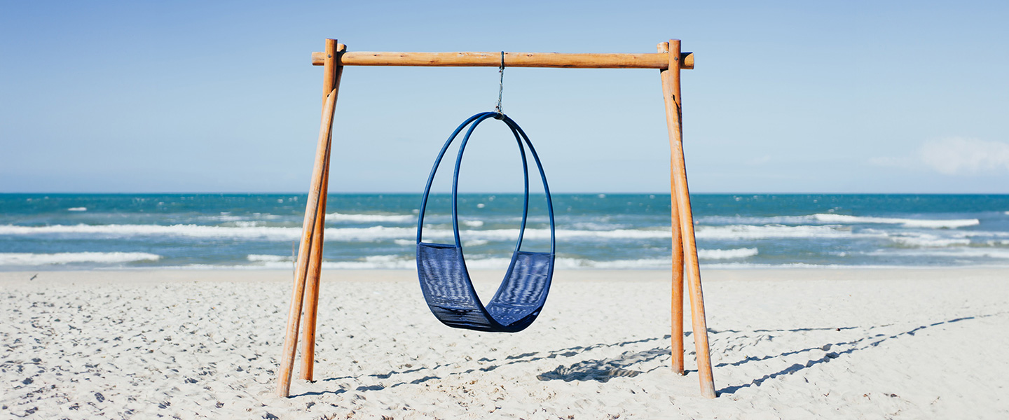 Open-air beachfront tables at Órbita Blue
