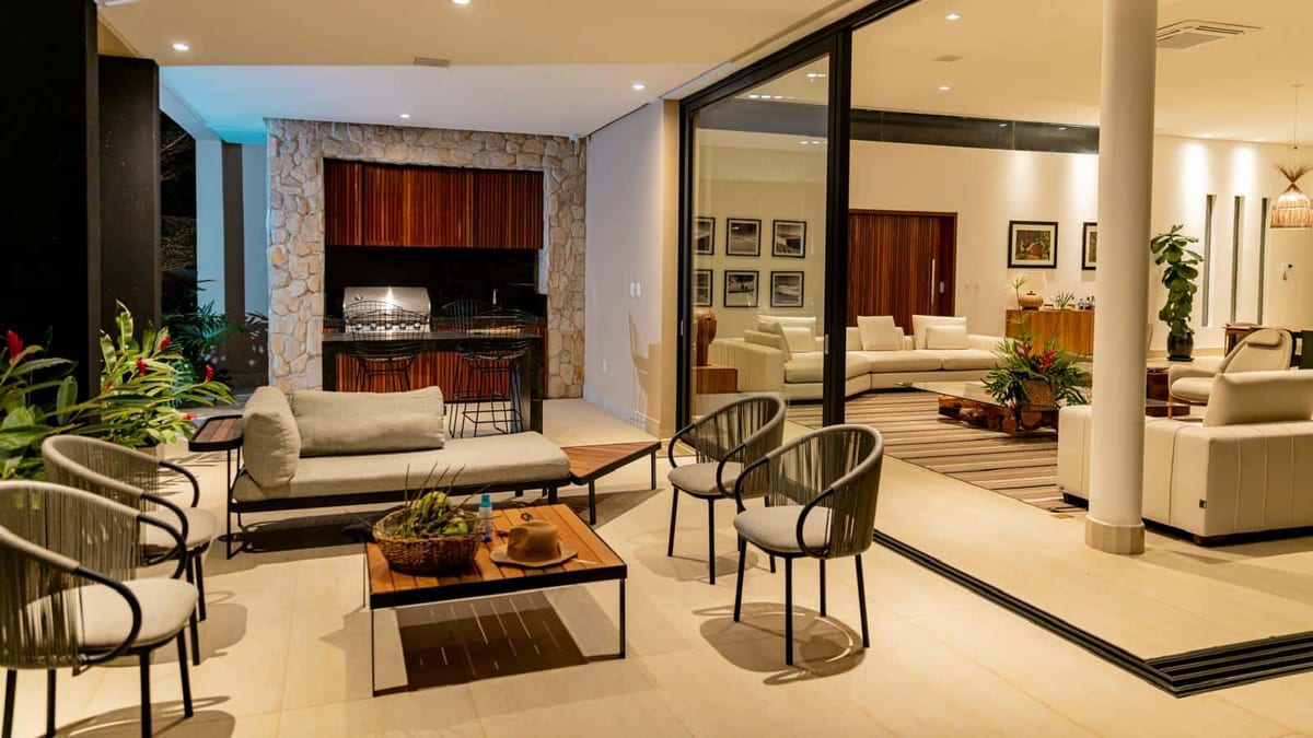 Covered outdoor lounge connected to the living room
